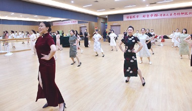 晋城市文化馆老师在为学员教授形体课